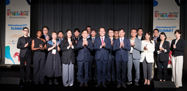 강도현 과학기술정보통신부 제2차관이 지난해 10월 4일 오후 부산 해운대구 파라다이스호텔에서 열린 '제2회 국제 OTT 페스티벌 개막식'에서 이준승 부산시 행정부시장 및 OTT 기업대표들과 기념 촬영하고 있다. 과기정통부 제공