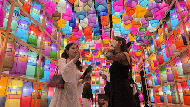 필리핀에서 개최된 ‘한국의 빛-진주실크등’ 순회전시 모습. SNS 등을 통해 빠르게 확산하며 현재 수많은 관람객이 몰리고 있다. 김현우 기자