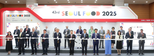 산업통상자원부와 코트라(KOTRA)는 10일부터 13일까지 킨텍스에서 ‘2025 서울국제식품산업대전(서울푸드 2025)’을 개최한다. 강경성 코트라 사장(앞줄 왼쪽에서 6번째)을 비롯한 주요 관계자들이 테이프 커팅을 준비하고 있다. 코트라 제공
