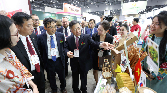 산업통상자원부와 코트라(KOTRA)는 10일부터 13일까지 킨텍스에서 ‘2025 서울국제식품산업대전(서울푸드 2025)’을 개최한다. 강경성 코트라 사장과 주요 관계자들이 전시회를 둘러보고 있다. 코트라 제공