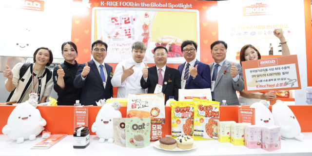 산업통상자원부와 코트라(KOTRA)는 10일부터 13일까지 킨텍스에서 ‘2025 서울국제식품산업대전(서울푸드 2025)’을 개최한다. 강경성 코트라 사장과 주요 관계자들이 부스에서 기념사진을 촬영하고 있다. 코트라 제공