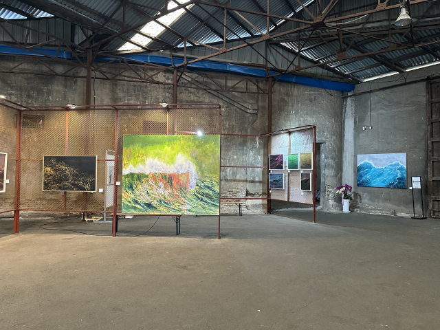 김25 작가의 개인전 ‘WAVE:Castaspell’(파도를 넘다)가 지난달 29일부터 오는 22일까지 부산 영도구 복합문화공간 스페이스 원지에서 열린다. 사진은 전시 전경. 김은영 기자