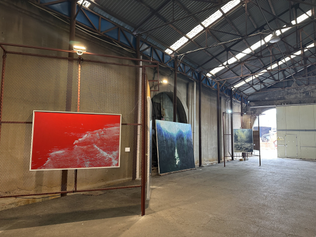 김25 작가의 개인전 ‘WAVE:Castaspell’(파도를 넘다)가 지난달 29일부터 오는 22일까지 부산 영도구 복합문화공간 스페이스 원지에서 열린다. 사진은 전시 전경. 김은영 기자