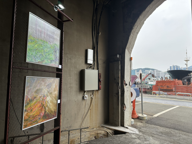 김25 작가의 개인전 ‘WAVE:Castaspell’(파도를 넘다)가 지난달 29일부터 오는 22일까지 부산 영도구 복합문화공간 스페이스 원지에서 열린다. 문 바깥으로 수리조선소 선박이 보인다. 김은영 기자