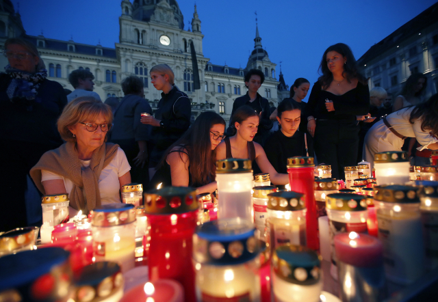 10일(현지 시간) 오스트리아 그라츠 하우프트플라츠 광장에서 시민들이 이날 벌어진 고교 총기 난사 사건 희생자를 애도하고 있다. EPA연합뉴스