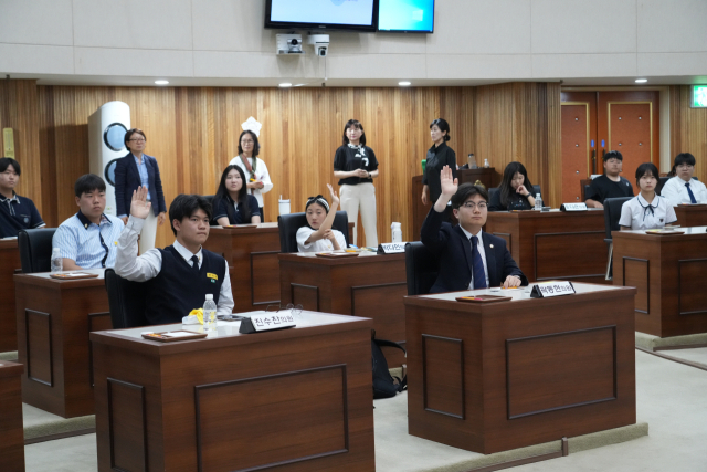 지난 10일 부산진구의회 본회의장에서 열린 2025년 부산 학생의회 제1회 정례회에서 의원들이 발언하기 위해 손을 들고 있다. 부산시교육청 제공