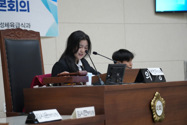 지난 10일 부산진구의회 본회의장에서 열린 2025년 부산 학생의회 제1회 정례회에서 곽연지 의장이 발언하고 있다. 부산시교육청 제공