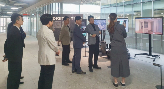 변광용 거제시장은 지난 5월 경기도 성남시에 위치한 ‘네이버 클라우드’ 본사를 찾아 투자 유치와 상호 협력 방안을 논의했다. 거제시 제공