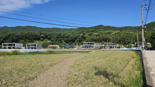 오는 8월 착공에 들어가는 삼장수 마을 관광 자원화 사업 예정지 전경. 김태권 기자