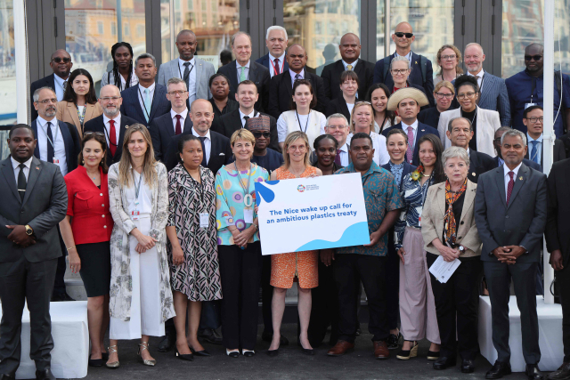 10일(현지시간) 프랑스 니스에서 열린 제3차 유엔 해양총회(UNOC3)에서 각국 장관과 대표들이 ‘야심찬 플라스틱 협약을 위한 니스의 경고’라는 장관급 선언문을 발표했다. AFP 연합뉴스