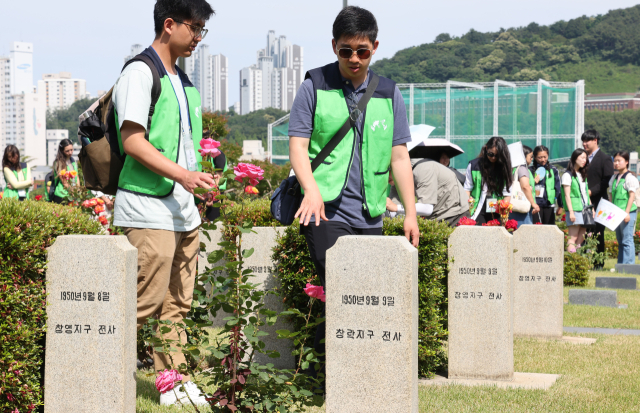 ‘유엔참전국 후손 교류캠프’ 참가자들이 11일 부산 남구 유엔기념공원 전몰장병묘역을 둘러보고 있다. 정종회 기자 jjh@