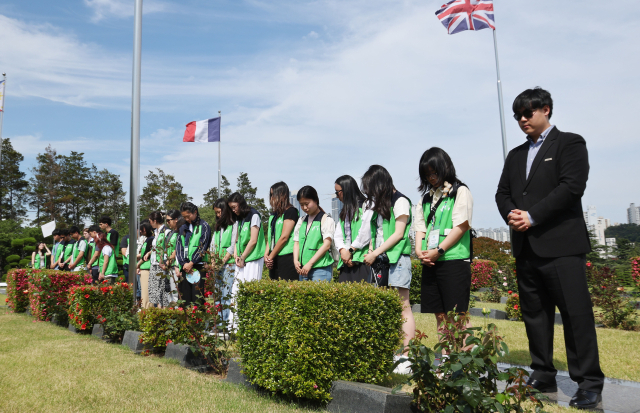국가보훈부가 주최한 ‘유엔참전국 후손 교류캠프’ 참가자들이 11일 부산 남구 유엔기념공원 전몰장병 상징묘역에서 묵념하고 있다. 정종회 기자 jjh@