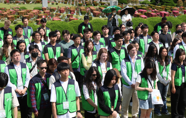 ‘유엔참전국 후손 교류캠프’ 참가자들이 11일 부산 남구 유엔기념공원 전몰장병 상징묘역에서 묵념하고 있다. 정종회 기자 jjh@