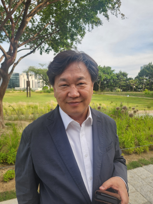 존리의 부자학교 존 리 대표가 지난 5일 도모헌에서 <부산일보>와 만나 인터뷰를 하고 있다.