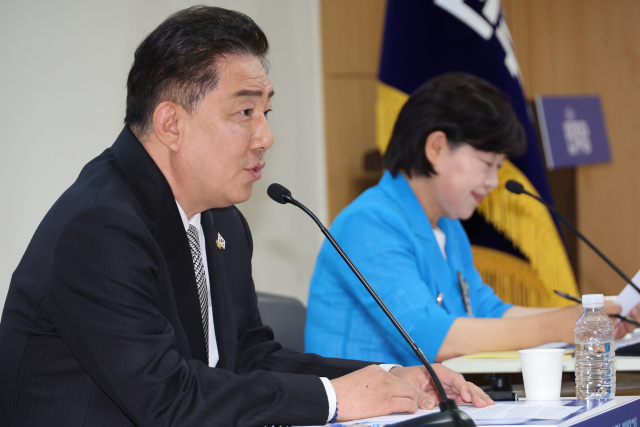 10일 서울 여의도 국회 의원회관에서 열린 더불어민주당 제22대 국회 2기 원내대표 후보 합동 토론회에서 김병기 후보가 기조발언을 하고 있다. 오른쪽은 서영교 후보. 연합뉴스