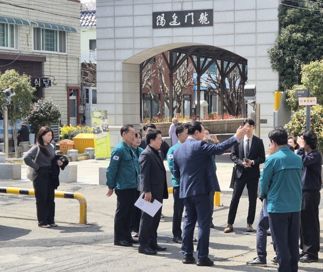 천영기 통영시장이 현장답사를 나온 국가유산청 관계자들에게 해저터널 테마파크 사업 계획을 설명하고 있다. 통영시 제공