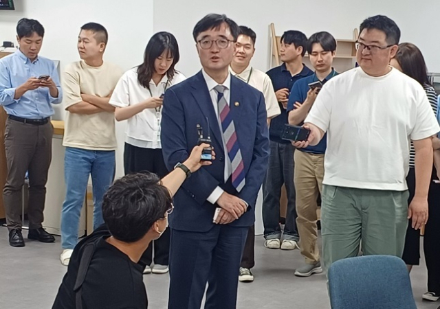 임기근 신임 기획재정부 2차관이 11일 오후 기재부 브리핑실을 찾아 취재진과 대화를 나누고 있다. 김덕준 기자