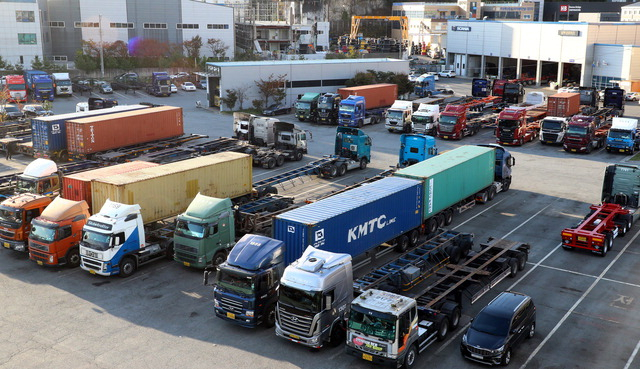 부산 남구 신선대부두 인근 한 화물차 주차장. 부산일보DB