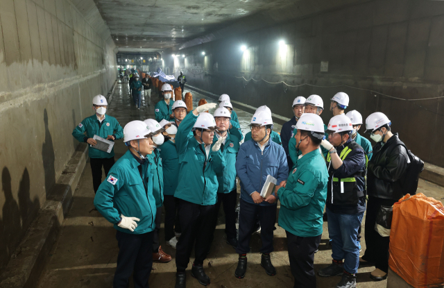 부산시와 부산교통공사, 사상구 등이 지난 4월 23일 부산도시철도 사상~하단선 공사 현장의 싱크홀 취약지점 합동점검을 했다. 부산일보DB