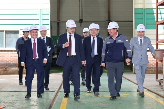 황주호(앞줄 왼쪽 두 번째) 황주호 사장이 11일 광주에 위치한 원자력 발전설비 제조 기업 (주)무진기연을 방문했다. 한수원 제공