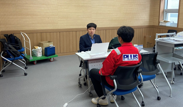 한국해양교통안전공단(KOMSA) 기업성장응답센터를 통해 오프라인 법률자문을 진행 중인 모습. KOMSA 제공