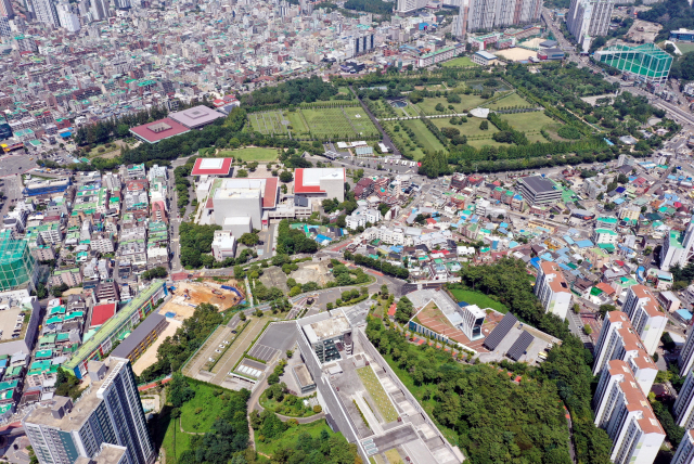 부산 남구 유엔기념공원과 유엔기념공원을 둘러싼 부산박물관, 유엔조각공원, 유엔평화공원, 대연수목전시원, 유엔평화기념관, 일제강제동원역사관, 부산문화회관이 재정비를 거쳐 세계평화문화공원으로 거듭날 전망이다. 2일 유엔기념공원 일대 전경. 정종회 기자 jjh@