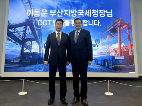 왼쪽부터 이동운 부산지방국세청장, 정원동 부산항만공사 경영본부장