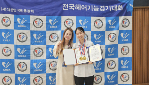 (왼쪽부터) 신라대 뷰티케어학과 김혜현 교수, 문수인 학생.