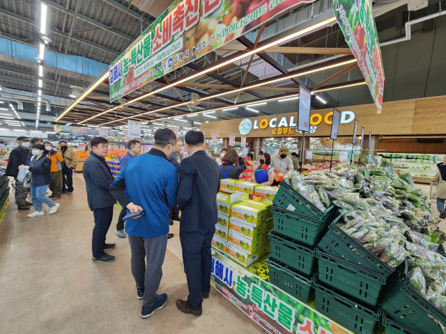 김해시가 지난해 진행한 지역 특산물 판촉 행사 모습. 김해시 제공