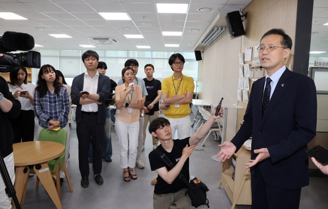 이형일 기획재정부 1차관이 12일 정부세종청사 기재부 기자실을 찾아 출입기자들과 얘기를 나누고 있다. 연합뉴스