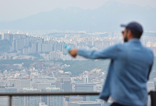 사진은 서울 남산에서 바라본 성북구, 노원구 일대 아파트 단지 모습. 연합뉴스