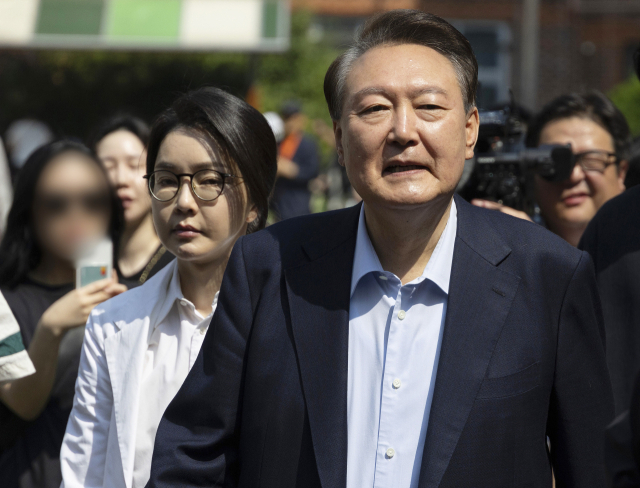 윤석열 전 대통령과 김건희 여사가 21대 대통령 선거일인 6월 3일 서울 서초구 원명초등학교에 마련된 서초4동 제3투표소에서 투표를 마친 뒤 차량으로 향하고 있다. 연합뉴스