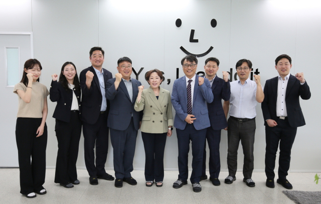 민병주 KIAT 원장을 비롯한 참석자들이 기업간담회 기념 촬영 사진을 찍고 있다(왼쪽 5번째 민병주 원장, 6번째 강지훈 서울바이오시스 대표). KIAT 제공