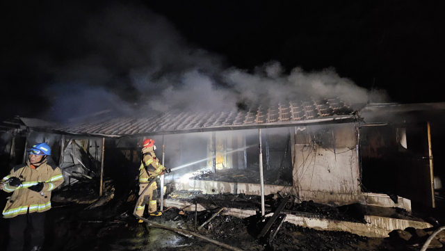 지난 12일 오후 9시 58분 고성군 상리면 한 단독주택에서 불이 나 소방당국이 진화작업을 벌이고 있다. 경남소방본부 제공