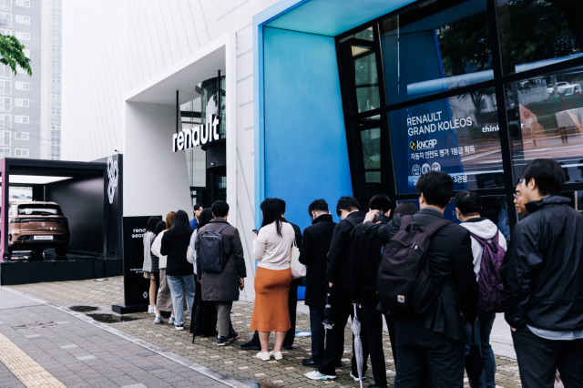 르노코리아 플래그십 스토어 르노 성수에서 고객들이 입장 대기를 하고 있다.르노코리아 제공