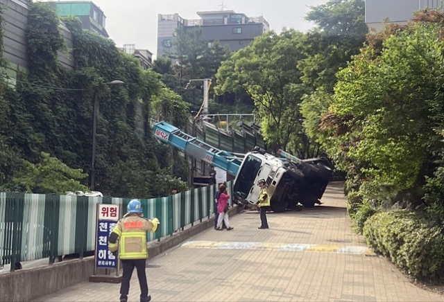 13일 오전 8시 19분께 서울 경의중앙선 가좌역∼신촌역 구간에서 사다리차가 넘어져 이 구간 열차운행이 중지됐다. 연합뉴스