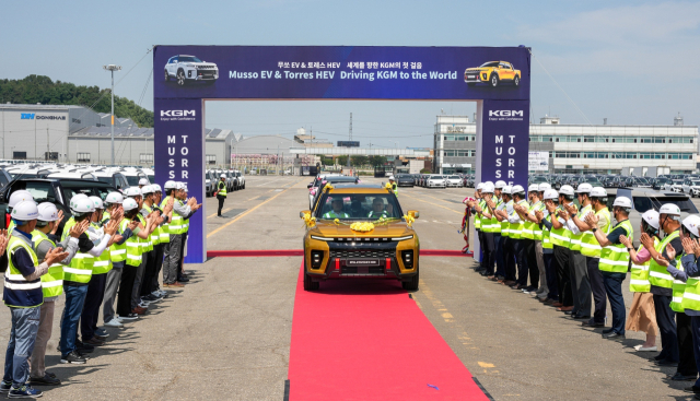 KGM ‘무쏘 EV’와 ‘토레스 HEV’ 수출 선적 기념식.KGM 제공