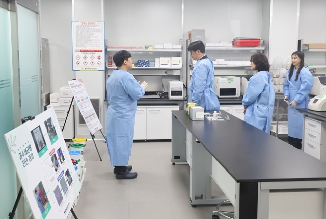 권재한 농촌진흥청장(왼쪽에서 두번째)이 충북농업기술원을 찾아 과수화상병 예찰·방제 현황을 보고받고, 과수화상병 현장진단실을 찾아 진단·확진 체계를 점검하고 있다. 농촌진흥청 제공