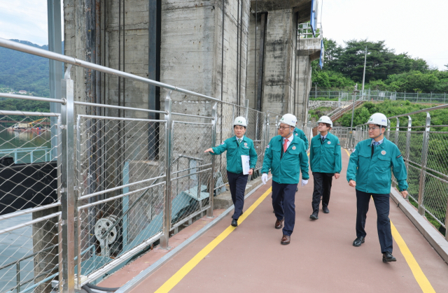 황주호 한수원 사장이 장마철 대비 전국 수력시설 재해 예방 체계 집중 점검에 나섰다(괴산수력발전소 현장). 한수원 제공