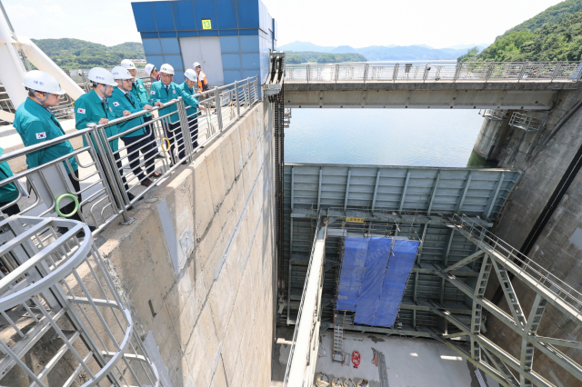 황주호 한수원 사장이 팔당수력발전소의 설비 개선 현장을 둘러보고 있다. 한수원 제공