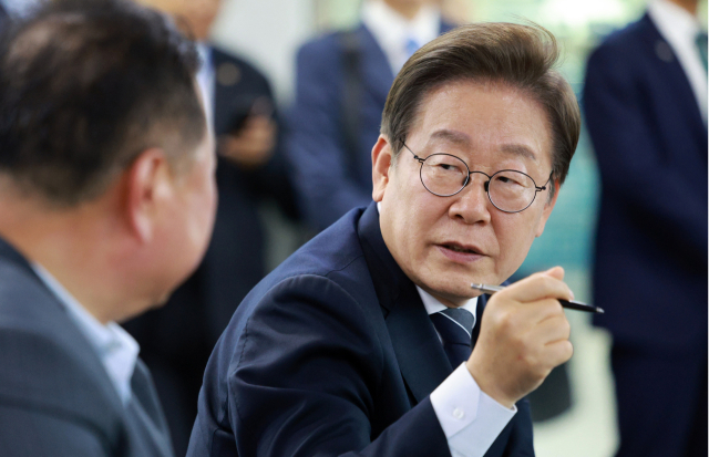 이재명 대통령이 13일 경기도 파주시 장단면 행정복지센터에서 접경지 주민 간담회를 하고 있다. 연합뉴스