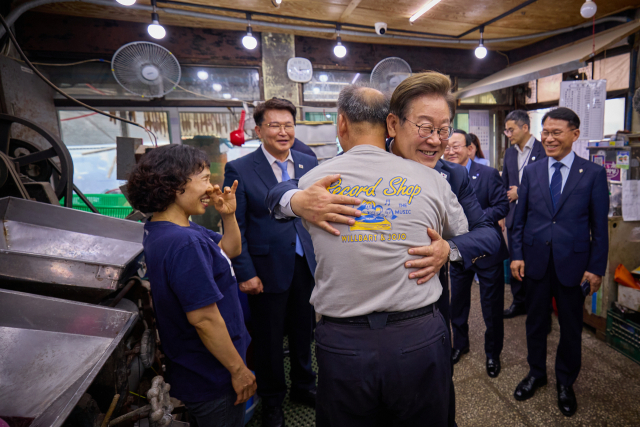대통령실은 이재명 대통령이 13일 기본소득 실시지역 현황점검을 위해 방문한 경기도 연천군에서 주민과 만난 모습을 14일 SNS를 통해 공개했다. 연합뉴스
