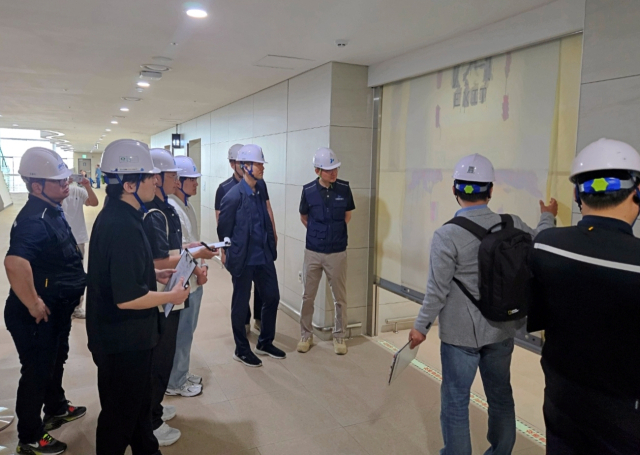 인천항만공사(IPA) 안전점검반과 인천대학교 이민철 교수 및 화재·연소공학 연구실 학생들이 인천항 국제여객터미널 소방시설을 점검하고 있다. IPA 제공