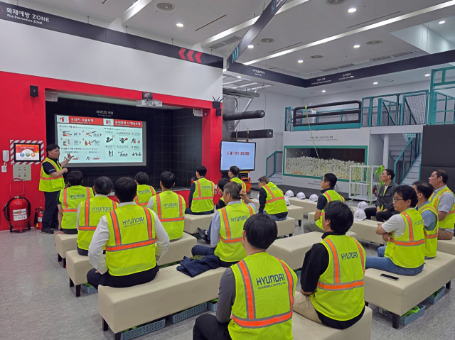인천항만공사(IPA) 임직원들과 수급업체 직원들이 안전체험교육을 받고 있다. IPA 제공