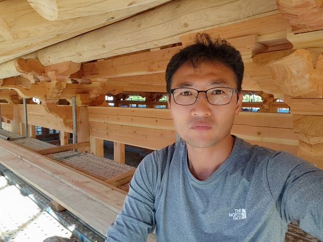 최근 전북 정읍 내장사 대웅전을 복원한 양태현 대목수. 국가유산기능인협회 제공