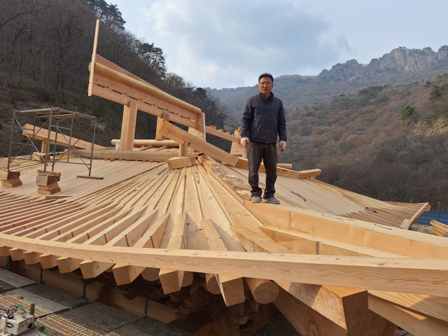 양태현 대목수가 전남 정읍 내장사 대웅전 건립 현장에서 작업하고 있다. 국가유산기능인협회 제공