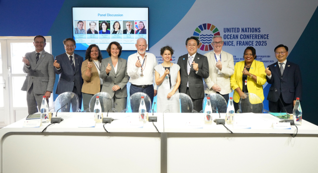 제3차 유엔 해양총회(UNOC)에 참석한 강도형(오른쪽 네 번째) 해양수산부 장관이 ‘지속가능한 어업 부대행사’ 참석자들과 기념촬영을 하고 있다. 해수부 제공