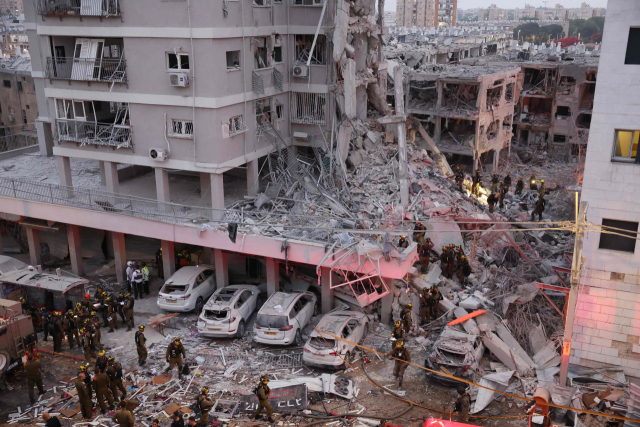 15일(현지 시간) 이란 미사일 공격을 받은 이스라엘 텔아비브 남쪽 도시 바트얌의 건물 잔해에서 구조 작업이 벌어지고 있다. AFP연합뉴스