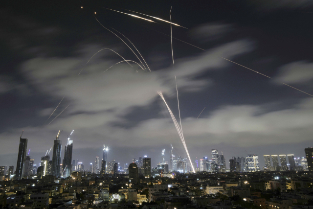 이스라엘의 대대적 기습 공격으로 시작된 이란과의 충돌로 중동 지역 확전 위기감이 고조되고 있다. 15일(현지 시간) 새벽 이스라엘 텔아비브 도심을 향해 날아오는 이란의 미사일을 이스라엘 방공 시스템이 요격하고 있다. AFP연합뉴스