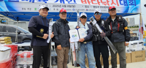 김선관(왼쪽 두번째) 회장이 부산광역시 낚시협회장배 생활체육 개인 바다낚시대회 수상자와 함께 기념촬영을 했다.